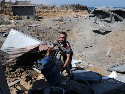 Un palestino inspecciona una base de Yihad islámica destruida durante los bombardeos israelíes, en la franja de Gaza.