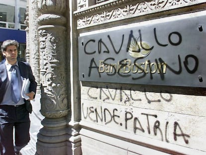 Pintadas contra el ministro de Economía Domingo Cavallo el 5 de diciembre de 2001 por el corralito.