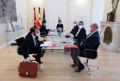 La presidenta de la Comunidad, Isabel Díaz Ayuso (al fondo en el centro), junto a los consejeros Javier Fernández Lasquetty (Hacienda) y Manuel Giménez (Economía) se reúne con los secretarios generales de UGT-M y CC.OO-M, Luis Miguel López y Jaime Cedrún, y el presidente de la CEIM, Miguel Garrido, para impulsar la reactivación económica de la Comunidad durante la crisis de la covid-19, el 5 de mayo.