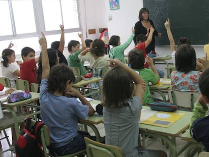 Alumnos y profesora de una clase de 2º primaria en una ikastola de Irún.