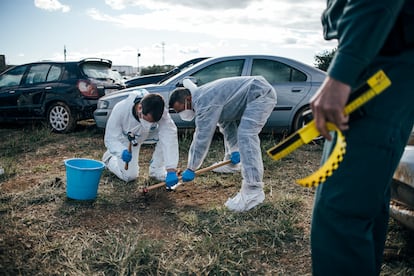 Científicos del CSIC extraen muestras del terreno para comprobar la contaminación en una campa con vehículos amontonados en el término de Chiva, el pasado martes. 