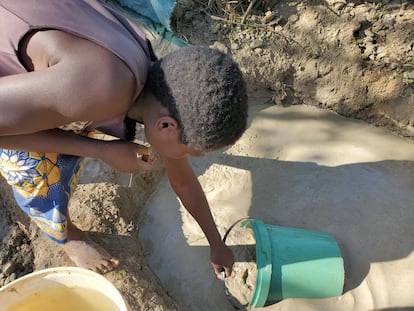 Una minera busca residuos de oro en el agua, en la localidad de Guruve, al norte de Zimbabue.