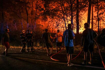 Un grupo de granjeros voluntarios ayudaban esta madrugada a combatir las llamas en el incendio forestal de Belin-Béliet, en el departamento de Gironda, en el suroeste de Francia.
