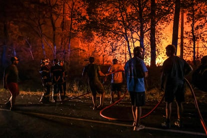 Un grupo de granjeros voluntarios ayudaban esta madrugada a combatir las llamas en el incendio forestal de Belin-Béliet, en el departamento de Gironda, en el suroeste de Francia.