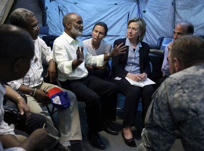 El presidente haitiano, René Préval (con barba), explica a Hillary Clinton la situación del país el sábado en Puerto Príncipe.