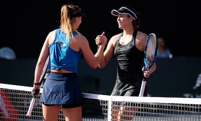 Badosa y Muguruza se saludan tras la victoria de la segunda en Guadalajara (México).