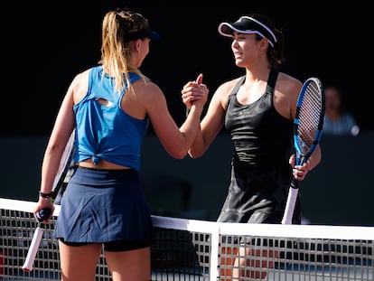 Badosa y Muguruza se saludan tras la victoria de la segunda en Guadalajara (México).