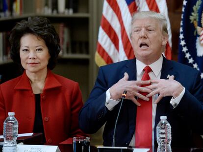 Elaine Chao, entonces secretaria de Transporte, junto a Donald Trump, en una reunión en 2017.