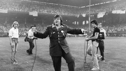 El locutor Steve Dahl, vestido de militar, se dirige a la multitud en el Disco Demolition Night. Fue el 12 de julio de de 1979 en Comiskey Park, Chicago. Unos minutos después se desató la histeria.