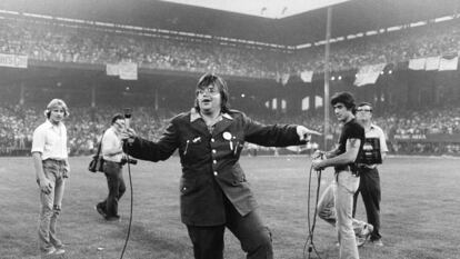 El locutor Steve Dahl, vestido de militar, se dirige a la multitud en el Disco Demolition Night. Fue el 12 de julio de de 1979 en Comiskey Park, Chicago. Unos minutos después se desató la histeria.