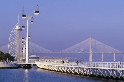 El teleférico del Parque de las Naciones y, al fondo, la torre y el puente Vasco de Gama, en la capital portuguesa.