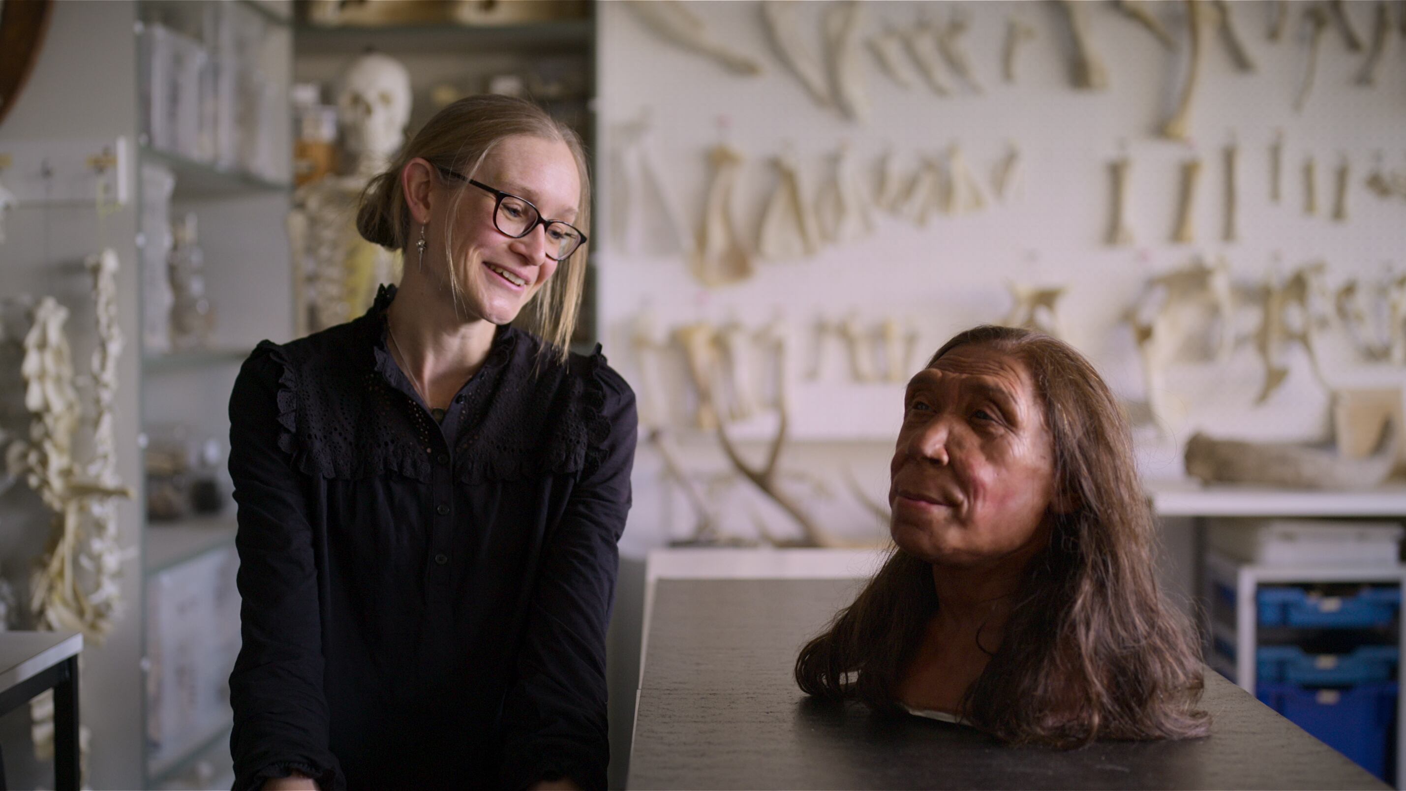 Doctora Emma Pomeroy con Shanidar Z en el documental 'Secretos de los Neandertales'.
