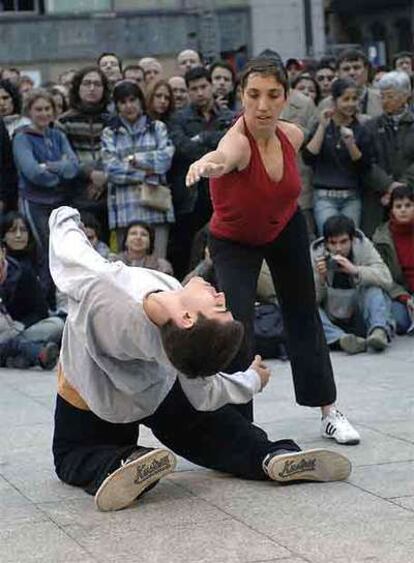 El grupo de Vero Cendoya interpreta la obra <i>18-28</i> en la plaza de Vázquez de Mella.