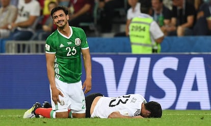 Alanís durante un partido con la selección de México.