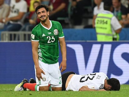 Alanís durante un partido con la selección de México.