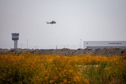 Un helicóptero sobrevuela las obras. El complejo se extiende por más de 3.700 hectáreas. La mayoría pertenecían ya a la Secretaría de la Defensa Nacional y un tercio fueron adquiridas o expropiadas a sus dueños para construir el futuro aeropuerto.