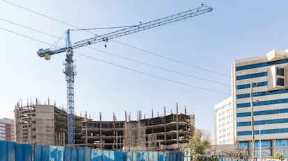 La construcción de nuevos edificios y la expansión de Adís Abeba ha dominado el paisaje de la capital de Etiopía los últimos años, pero su dependencia de China pone hoy en jaque el paisaje urbano.