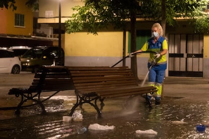 Una trabajadora de la limpieza desinfecta un banco de Son Gotleu el 15 de septiembre.