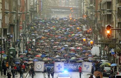 Vista frontal de la manifestación convocada por Herrira en Bilbao.