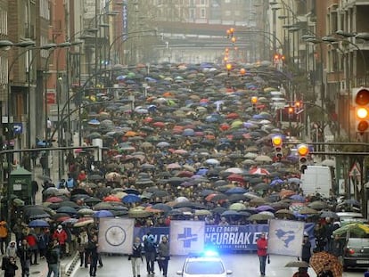 Vista frontal de la manifestación convocada por Herrira en Bilbao.