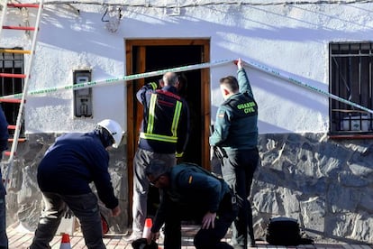 Agentes de bomberos y de la Guardia Civil investigan en la vivienda de Dehesas Viejas en la que han fallecido tres personas.