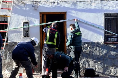 Agentes de bomberos y de la Guardia Civil investigan en la vivienda de Dehesas Viejas en la que han fallecido tres personas. 