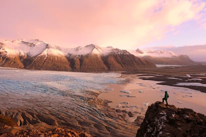 El Vatnajökull fue creado en 2008 y engloba otros dos parques, Skaftafell (en la foto) y Jökulsárgljúfur, además del glaciar Vatnajökull y su área circundante. El resultado es el parque nacional más extenso de Europa (ocupa el 12% de la superficie de Islandia), donde los ríos, los glaciares y los volcanes han conformado un territorio de una vastísima biodiversidad que combina extensiones de tierras altas sin habitar, y sin apenas servicios, con tierras bajas donde se concentran varios centros de visitantes y otros recursos turísticos.