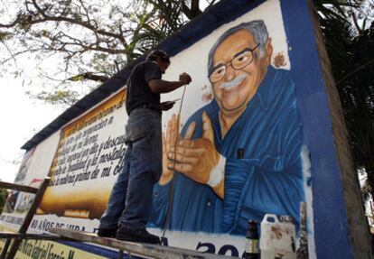 Un pintor da los últimos retoques a un mural alusivo a García Márquez en Aracataca ( Colombia) en 2007. El escritor colombiano Gabriel García Márquez cumplió entonces 80 años de vida.