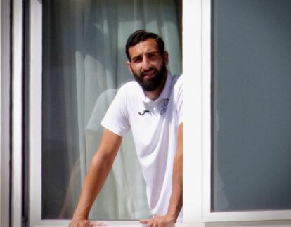 José Rodríguez, jugador del Fuenlabrada, se asoma a una de las ventanas del hotel Finisterre de A Coruña, donde el equipo permanece confinado.