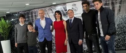 La familia Zidane, con Florentino Pérez.