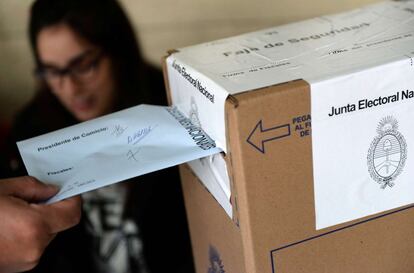 Un hombre introduce su voto durante las elecciones primarias en Buenos Aires.