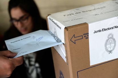 Un hombre introduce su voto durante las elecciones primarias en Buenos Aires.