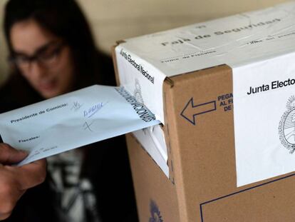 Un hombre introduce su voto durante las elecciones primarias en Buenos Aires.