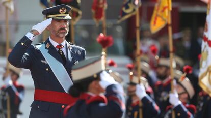 El rey Don Felipe saluda mientras suena el himno nacional dentro de los actos de celebración del Día de la Fiesta Nacional.