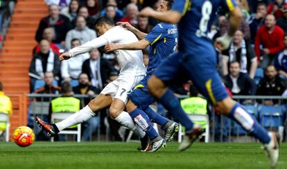 El jugador del Real Madrid Cristiano Ronaldo marca el cuarto gol durante el partido de Liga entre el Real Madrid y el Getafe en el Santiago Bernabeu.