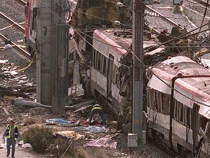 La policía inspecciona uno de los trenes de cercanías afectados por las explosiones del 11-M en la estación de Atocha (Madrid).