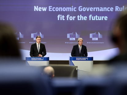 A la izquierda, el vicepresidente de la Comisión Europea, Valdis Dombrovskis, y el comisario de Economía, Paolo Gentiloni.