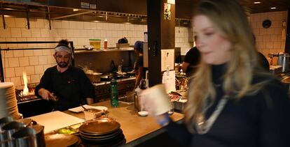Equipo de cocina de un restaurante en Denver (EE UU).