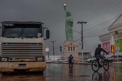 Una réplica de la Estatua de la Libertad de Nueva York a las puertas de unos grandes almacenes en Sinop, en el Estado de Mato Grosso.  Son una seña de identidad de la cadena Havan, de un amigo de Bolsonaro.