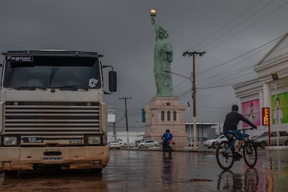 Réplica da Estátua da Liberdade de Nova York na entrada de grandes armazéns em Sinop, no Mato Grosso. É parte da identidade da cadeia Havan, de um empresário amigo de Bolsonaro.