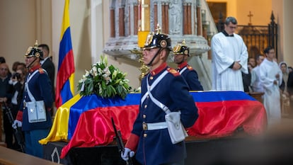 El féretro del senador a su salida de la Catedral de Colombia.