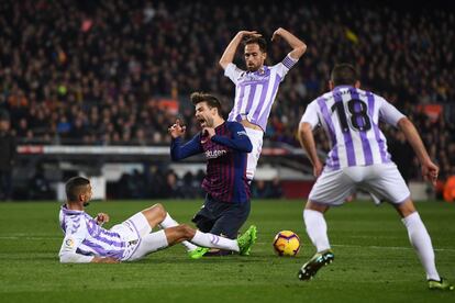 Los jugadores del Real Valladolid se quejan tras cometer penalti sobre el defensa del FC Barcelona, Gerard Piqué