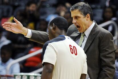 Randy Wittman, técnico de los Washington Wizards, se queja al árbitro del partido ante Atlanta Hawks