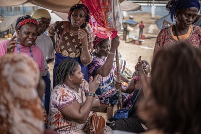 Un grupo de mujeres senegalesas vendedoras de pescado charlan en el puerto de Mbour.