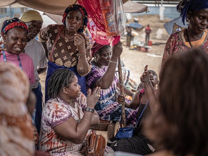 Un grupo de mujeres senegalesas vendedoras de pescado charlan en el puerto de Mbour.