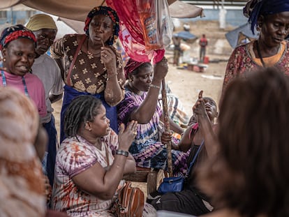 Un grupo de mujeres senegalesas vendedoras de pescado charlan en el puerto de Mbour.