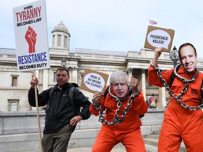 Un grupo de negacionistas del virus protesta el 26 de septiembre de 2020 en Trafalgar Square (Londres).