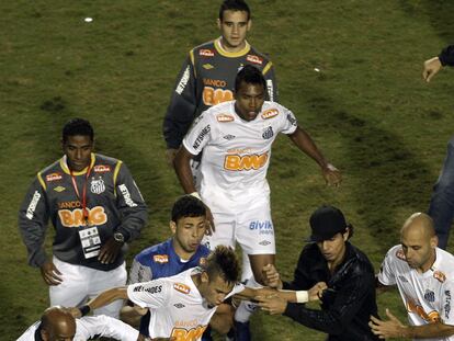 Neymar intenta pisar a un adversario.