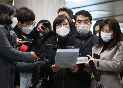 Una activista se dirige a la prensa en Seúl después de la sentencia que obliga a Japón a pagar compensaciones a llamadas "mujeres de confort", este viernes.