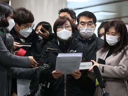 Una activista se dirige a la prensa en Seúl después de la sentencia que obliga a Japón a pagar compensaciones a llamadas "mujeres de confort", este viernes.